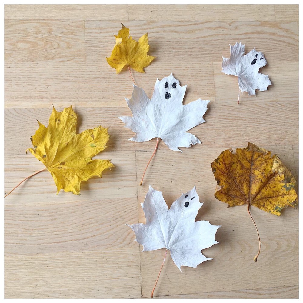 Spøkelsesblader spøkelse maling dit Halloween småbarn kids barnehage svamp pensel motorikk aktivitet forming lek natur naturen farger 