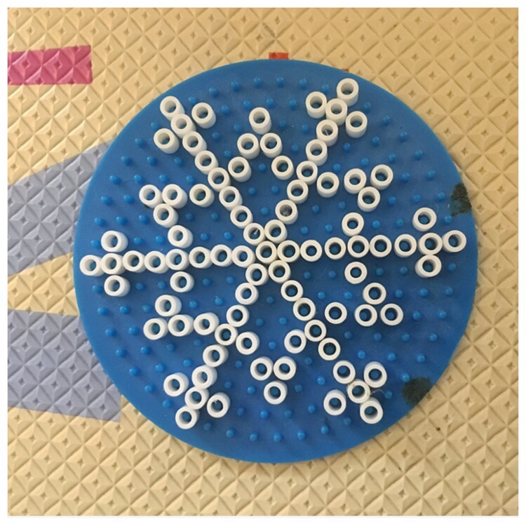 finmotorikk, perle, hama, potte, blomsterpotte, glassbrikker, glassbrikke, perler, bordbeskytter, perling, Aktivitet, underlag, barn, pinsettgrep, interiør, pynt, diy, gøy, med, barn, planter, blomster, perler, pinsettgrep, snø, snøkrystall, snøkrystaller, jul, julepynt, glass