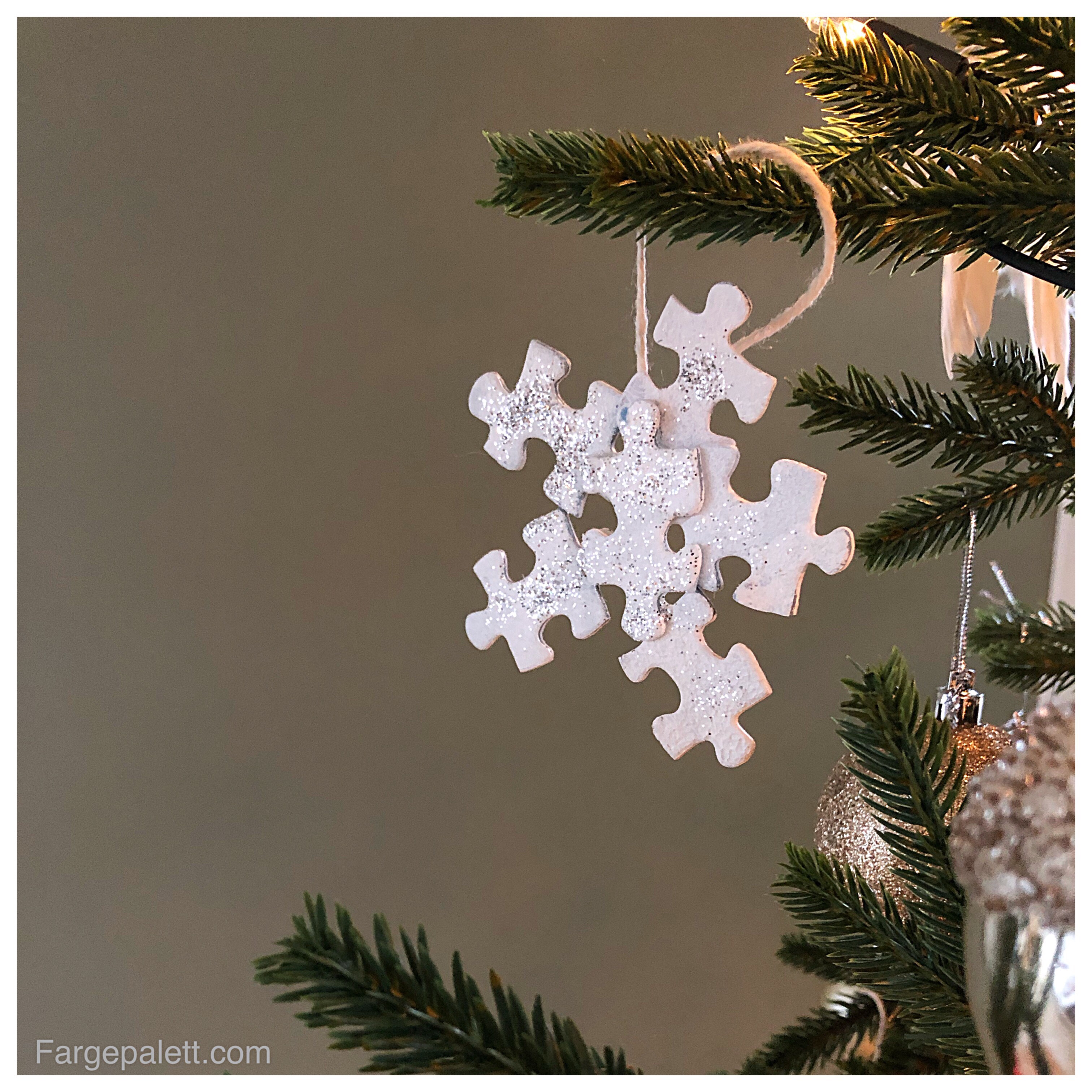 snøkrystall, snø, snøkrystaller, julepynt, pynt, juletrepynt, adventskalender, barnehage, fremgangsmåte, gøy, barn, barneaktivitet, barneaktiviter, diy, jul, gjenbruk, kids, småbarn, formingsaktivitet, pensel, svamp, maling, puslespill, puslespillbrikker, mangler, bruke, til, pyssel, lag, selv, lim, tråd, 