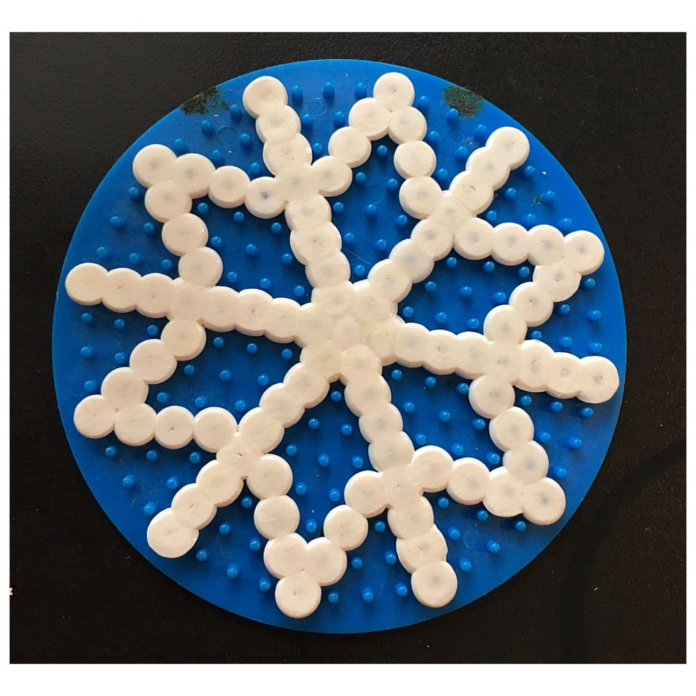 finmotorikk, perle, hama, potte, blomsterpotte, glassbrikker, glassbrikke, perler, bordbeskytter, perling, Aktivitet, underlag, barn, pinsettgrep, interiør, pynt, diy, gøy, med, barn, planter, blomster, perler, pinsettgrep, snø, snøkrystall, snøkrystaller, jul, julepynt, motiv