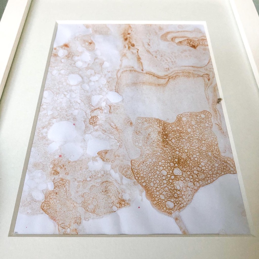 Aktivitet , barn , barna , barneaktivitet , barnehage , blåse , fargepalett , fantasifull , formingsaktivitet , lag , lage , diy , maling , munnmotorikk , øvelse , oppvaskmiddel , sugerør , vann , mammalivet , gave , kunst