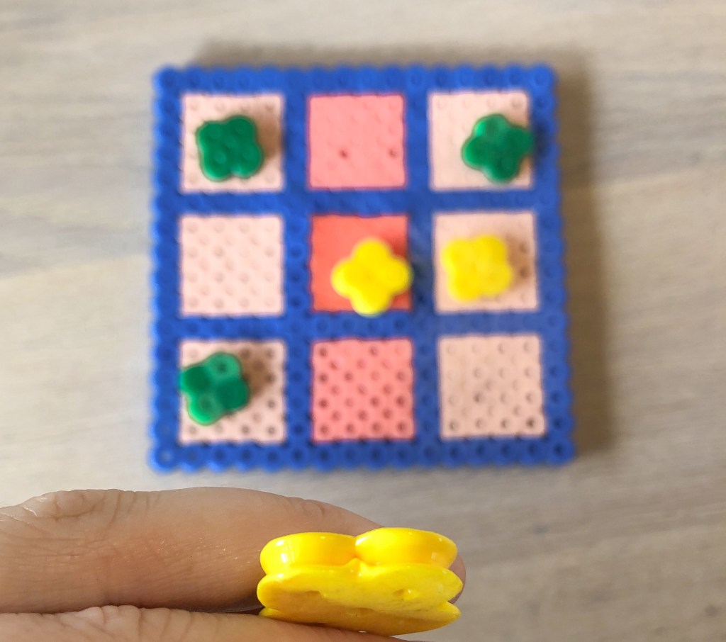 Aktivitet, aktiviteter, barneaktivitet, barnehage, perler, perle, perling, firkant, form, former, forming , formingsaktivitet, fremgangsmåte, mattematikk ,matte, hvordan, kvadrat, lag, lek, leke, papirbåt, rammeplan, rektangel, rom, trekant, vann, utetid, lek, mammalivet, spill,motorikk, finmotorikk, pinsettgrep