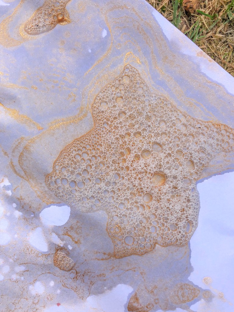 Aktivitet , barn , barna , barneaktivitet , barnehage , blåse , fargepalett , fantasifull , formingsaktivitet , lag , lage , diy , maling , munnmotorikk , øvelse , oppvaskmiddel , sugerør , vann , gave , forske , mammalivet