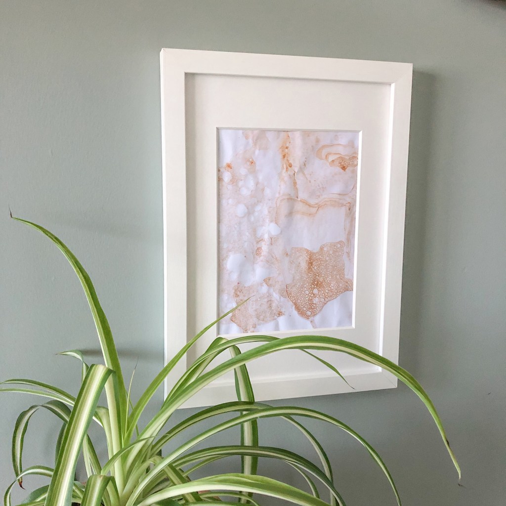 Aktivitet , barn , barna , barneaktivitet , barnehage , blåse , fargepalett , fantasifull , formingsaktivitet , lag , lage , diy , maling , munnmotorikk , øvelse , oppvaskmiddel , sugerør , vann , hytte , interiør , diy , bilde