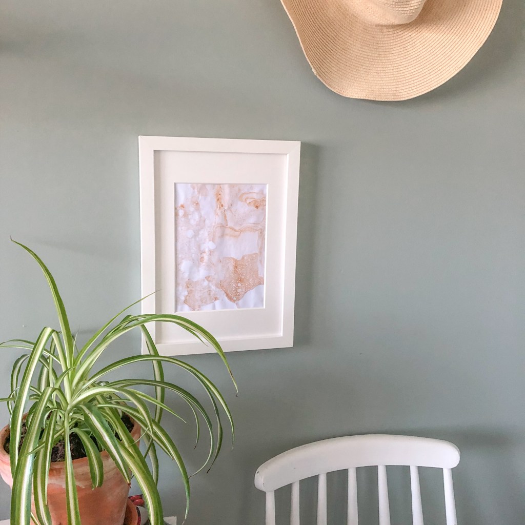 Aktivitet , barn , barna , barneaktivitet , barnehage , blåse , fargepalett , fantasifull , formingsaktivitet , lag , lage , diy , maling , munnmotorikk , øvelse , oppvaskmiddel , sugerør , vann , interiør , vegg , ramme