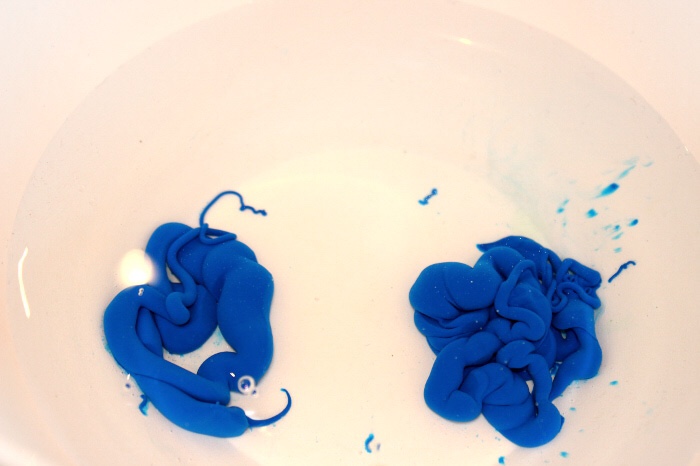 Aktivitet , barn , barna , barneaktivitet , barnehage , blåse , fargepalett , fantasifull , formingsaktivitet , lag , lage , diy , maling , munnmotorikk , øvelse , oppvaskmiddel , sugerør , vann