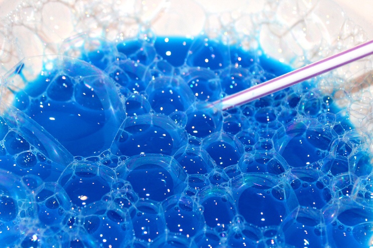 Aktivitet , barn , barna , barneaktivitet , barnehage , blåse , fargepalett , fantasifull , formingsaktivitet , lag , lage , diy , maling , munnmotorikk , øvelse , oppvaskmiddel , sugerør , vann , gøy, mammalivet