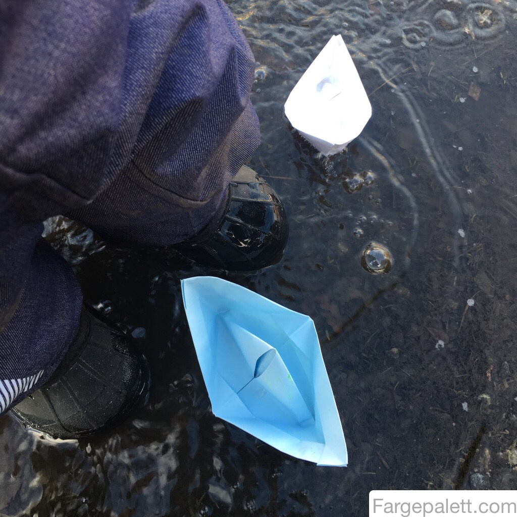 Aktivitet, aktiviteter, barneaktivitet, barnehage, brette, firkant, form, former, forming , formingsaktivitet, fremgangsmåte, origami, kvadrat, hvordan, kvadrat, lag, lek, leke, papirbåt, rammeplan, rektangel, rom, trekant, vann, utetid, lek, mammalivet