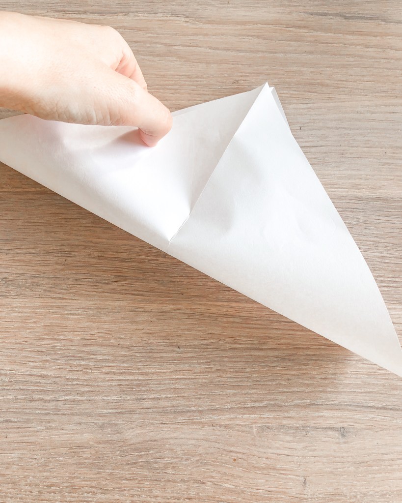 Aktivitet barn  barneaktivitet   Origami ark brette barnehage  skole Halloween lag selv fremgangsmåte spindelvev  mamma mammalivet småbarn   Kreativ forming  motorikk finmotorikk trene gøy fantasifull lag selv inspirasjon 