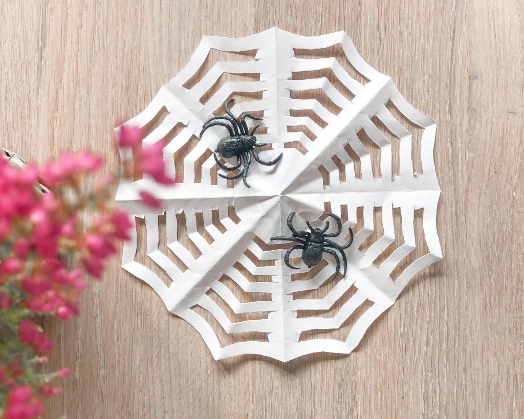 Aktivitet barn  barneaktivitet   Origami ark brette barnehage  skole Halloween lag selv fremgangsmåte spindelvev  mamma mammalivet småbarn   Kreativ forming  motorikk finmotorikk trene gøy fantasifull lag selv inspirasjon 