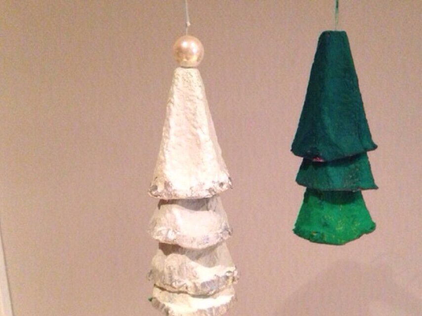 eggekartong, trær, tre, juletrær, fremgangsmåte, barnehage, Aktivitet, barneaktivitet, formingsaktivitet, forming, fantasifull, aktiviteter, mammalivet, maling, klippe, male, perle, 