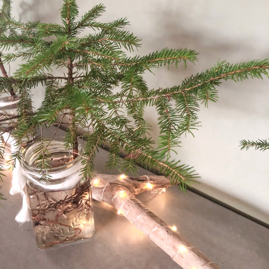 Plukker julepynt juletre ut med barna  vann  røtter syltetøyglass  gjenbruk julepynt interiør dekorasjon 