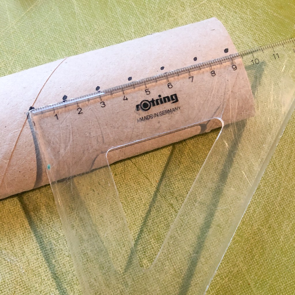 Aktivitet barn barneaktivitet brette barnehage skole lag selv fremgangsmåte mamma mammalivet småbarn Kreativ forming motorikk finmotorikk trene gøy fantasifull lag selv inspirasjon tørkerull tørkepapir dopapir dopapirull stjerner Stjerne jul julepynt Linjal