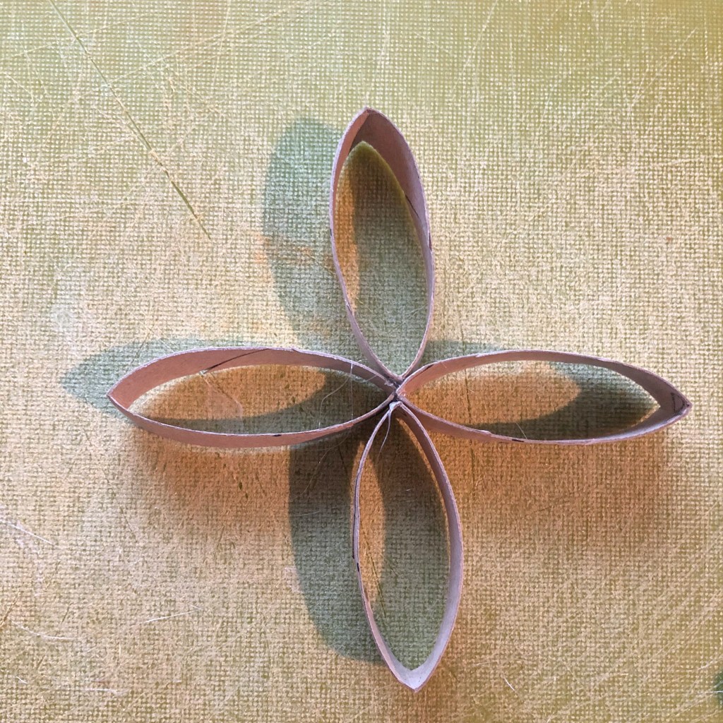 Aktivitet barn barneaktivitet brette barnehage skole lag selv fremgangsmåte mamma mammalivet småbarn Kreativ forming motorikk finmotorikk trene gøy fantasifull lag selv inspirasjon tørkerull tørkepapir dopapir dopapirull stjerner Stjerne jul julepynt former