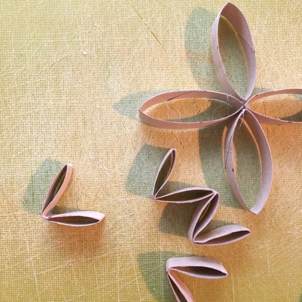 Aktivitet barn barneaktivitet brette barnehage skole lag selv fremgangsmåte mamma mammalivet småbarn Kreativ forming motorikk finmotorikk trene gøy fantasifull lag selv inspirasjon tørkerull tørkepapir dopapir dopapirull stjerner Stjerne jul julepynt former brette ulike