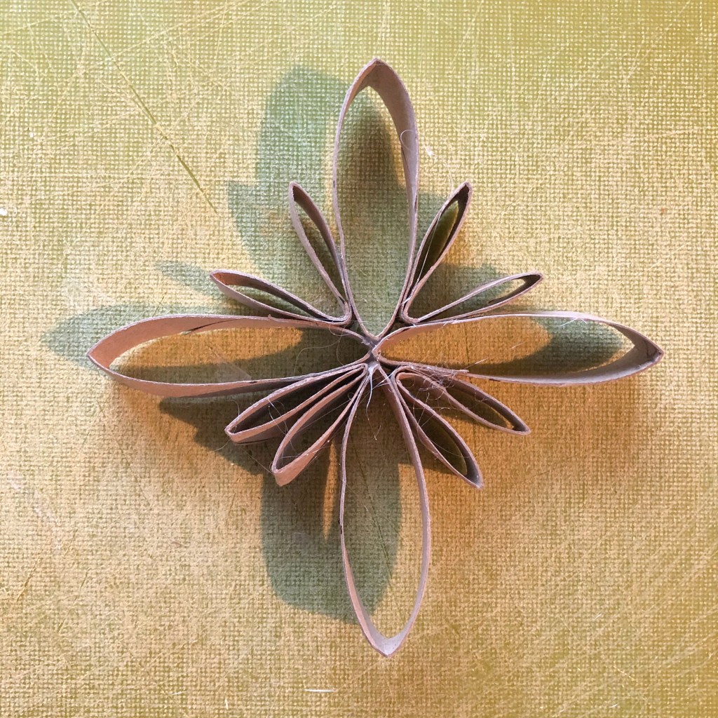 Aktivitet barn barneaktivitet brette barnehage skole lag selv fremgangsmåte mamma mammalivet småbarn Kreativ forming motorikk finmotorikk trene gøy fantasifull lag selv inspirasjon tørkerull tørkepapir dopapir dopapirull stjerner Stjerne jul julepynt matte juleverksted