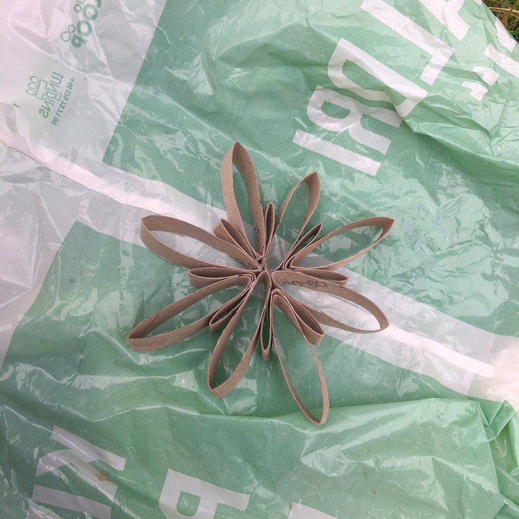 Aktivitet barn barneaktivitet brette barnehage skole lag selv fremgangsmåte mamma mammalivet småbarn Kreativ forming motorikk finmotorikk trene gøy fantasifull lag selv inspirasjon tørkerull tørkepapir dopapir dopapirull stjerner Stjerne jul julepynt male