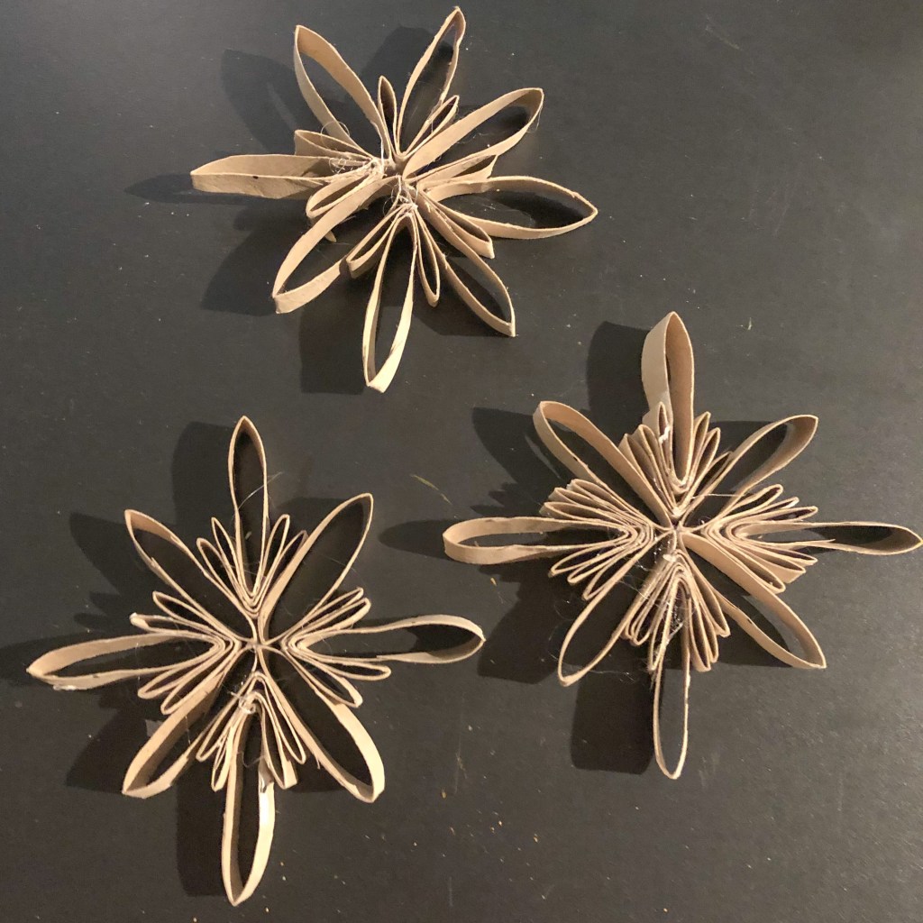 Aktivitet barn barneaktivitet brette barnehage skole lag selv fremgangsmåte mamma mammalivet småbarn Kreativ forming motorikk finmotorikk trene gøy fantasifull lag selv inspirasjon tørkerull tørkepapir dopapir dopapirull stjerner Stjerne jul julepynt juleverksted