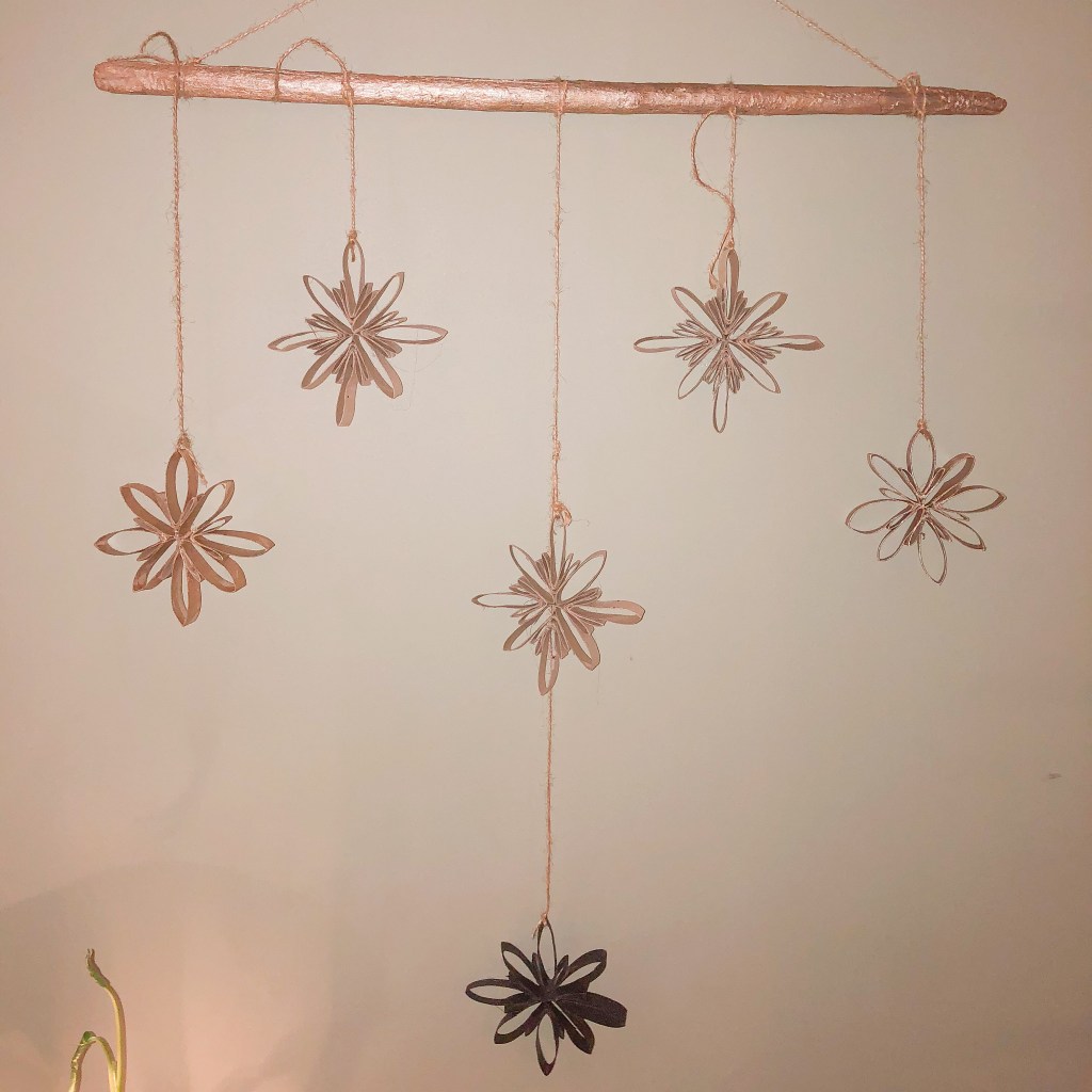 Aktivitet barn barneaktivitet brette barnehage skole lag selv fremgangsmåte mamma mammalivet småbarn Kreativ forming motorikk finmotorikk trene gøy fantasifull lag selv inspirasjon tørkerull tørkepapir dopapir dopapirull stjerner Stjerne jul julepynt juleverksted interiør dekorasjon