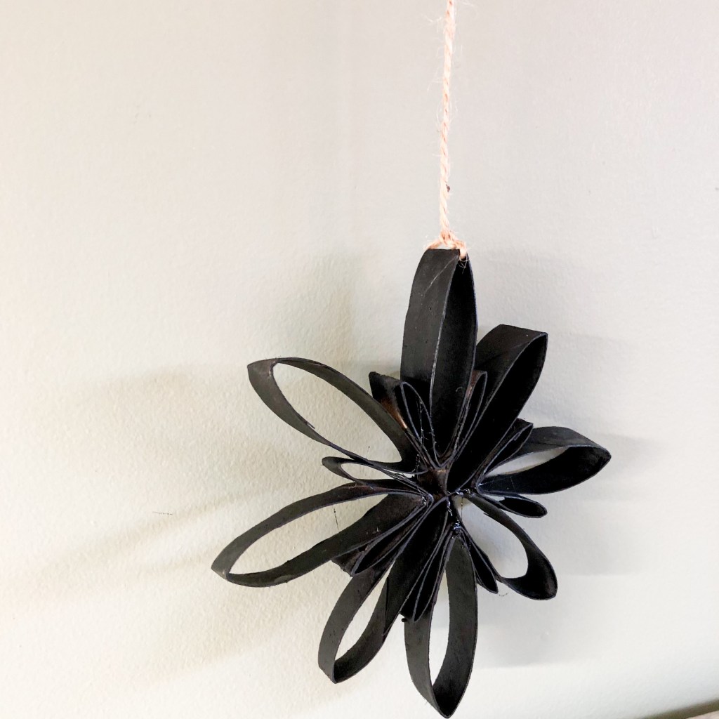 Aktivitet barn barneaktivitet brette barnehage skole lag selv fremgangsmåte mamma mammalivet småbarn Kreativ forming motorikk finmotorikk trene gøy fantasifull lag selv inspirasjon tørkerull tørkepapir dopapir dopapirull stjerner Stjerne jul julepynt juleverksted