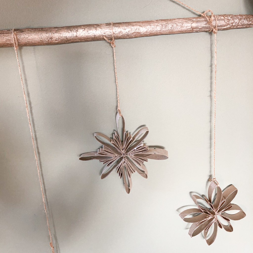 Aktivitet barn barneaktivitet brette barnehage skole lag selv fremgangsmåte mamma mammalivet småbarn Kreativ forming motorikk finmotorikk trene gøy fantasifull lag selv inspirasjon tørkerull tørkepapir dopapir dopapirull stjerner Stjerne jul julepynt juleverksted