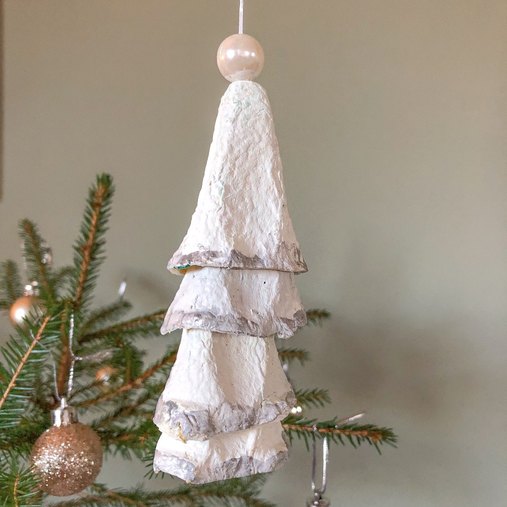 eggekartong, trær, tre, juletrær, fremgangsmåte, barnehage, Aktivitet, barneaktivitet, formingsaktivitet, forming, fantasifull, aktiviteter, mammalivet, maling, klippe, male, perle, 